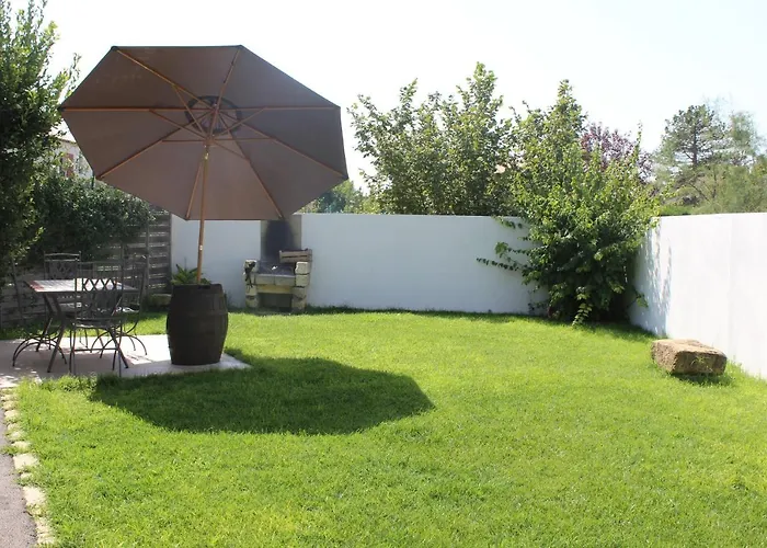 Maison Calme Avec Jardin Et Parking Prives